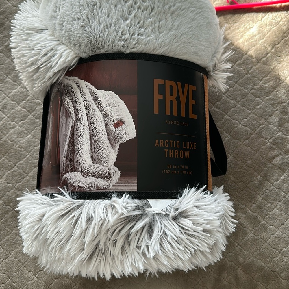 Frye Arctic Lux throw 60 x 70 new!
